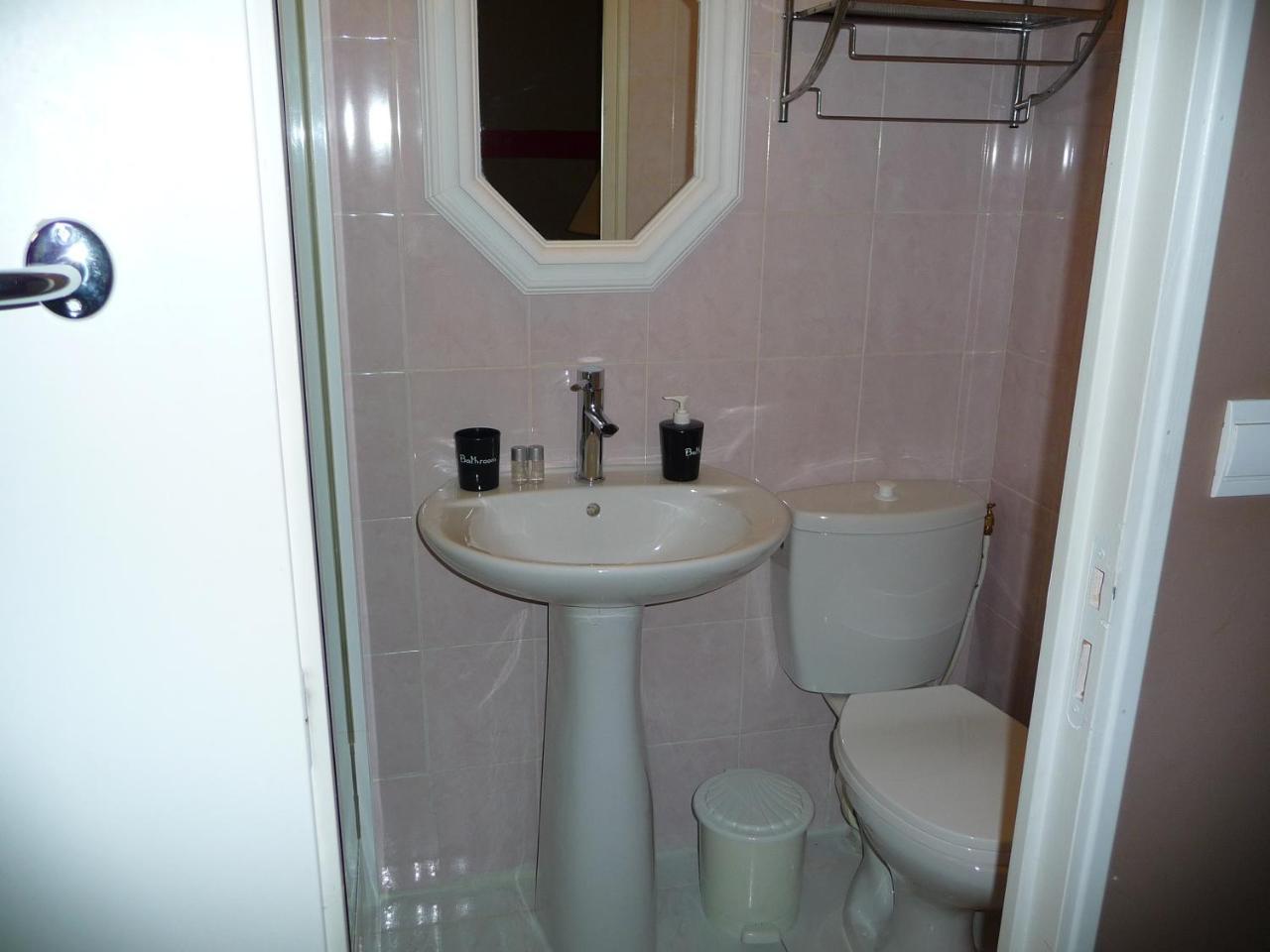Mas Des Sentes Petit T1 Apartment Nans les Pins Bagian luar foto