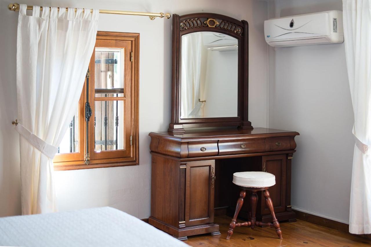 Mas Des Sentes Petit T1 Apartment Nans les Pins Bagian luar foto