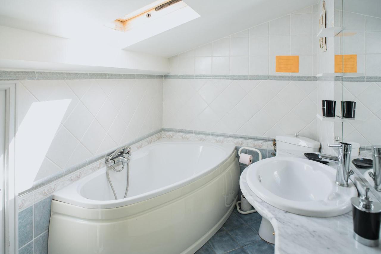 Mas Des Sentes Petit T1 Apartment Nans les Pins Bagian luar foto