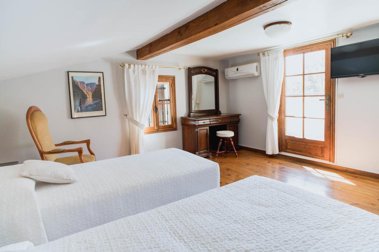 Mas Des Sentes Petit T1 Apartment Nans les Pins Bagian luar foto