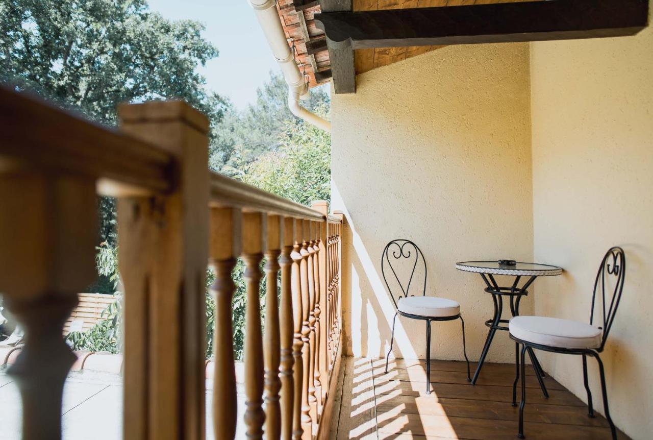 Mas Des Sentes Petit T1 Apartment Nans les Pins Bagian luar foto